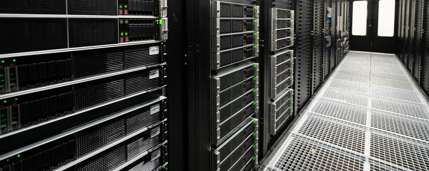 Serverraum mit modernen Rack-Systemen und grünen Statusanzeigen in einem professionellen Rechenzentrum. Serverraum mit modernen Rack-Systemen und grünen Statusanzeigen in einem professionellen Rechenzentrum.
