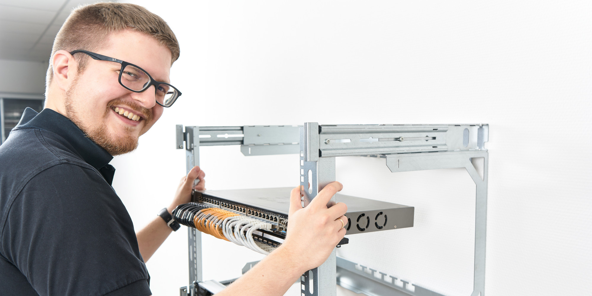 Mann verstellt Tiefe am X-Rack Mann verstellt Tiefe am X-Rack