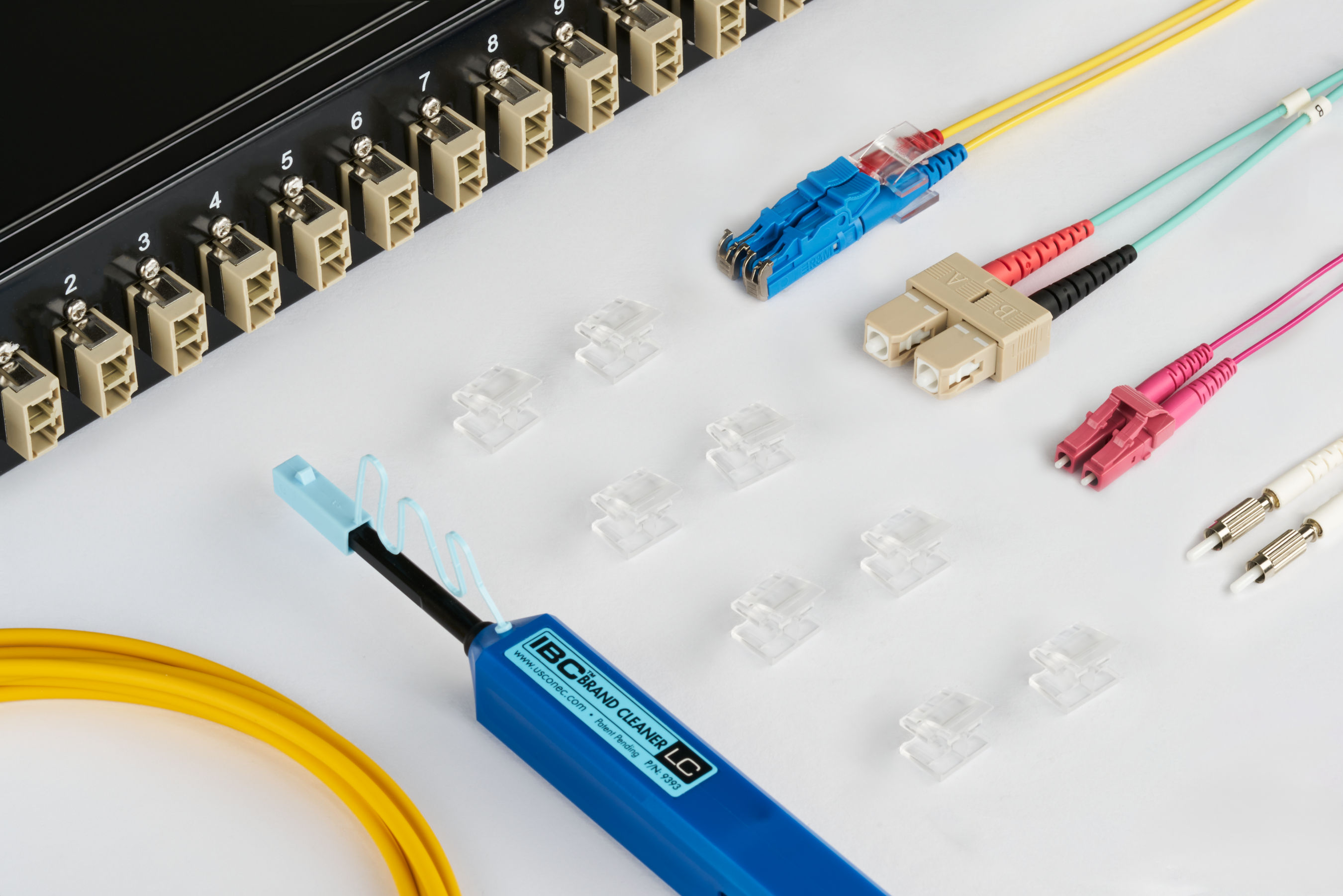 Netzwerkkomponenten und Werkzeuge, darunter LWL-Patchkabel