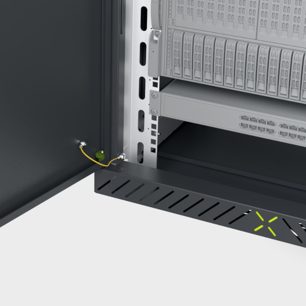 Detailaufnahme: Erdungskabel am X-Rack Detailaufnahme: Erdungskabel am X-Rack
