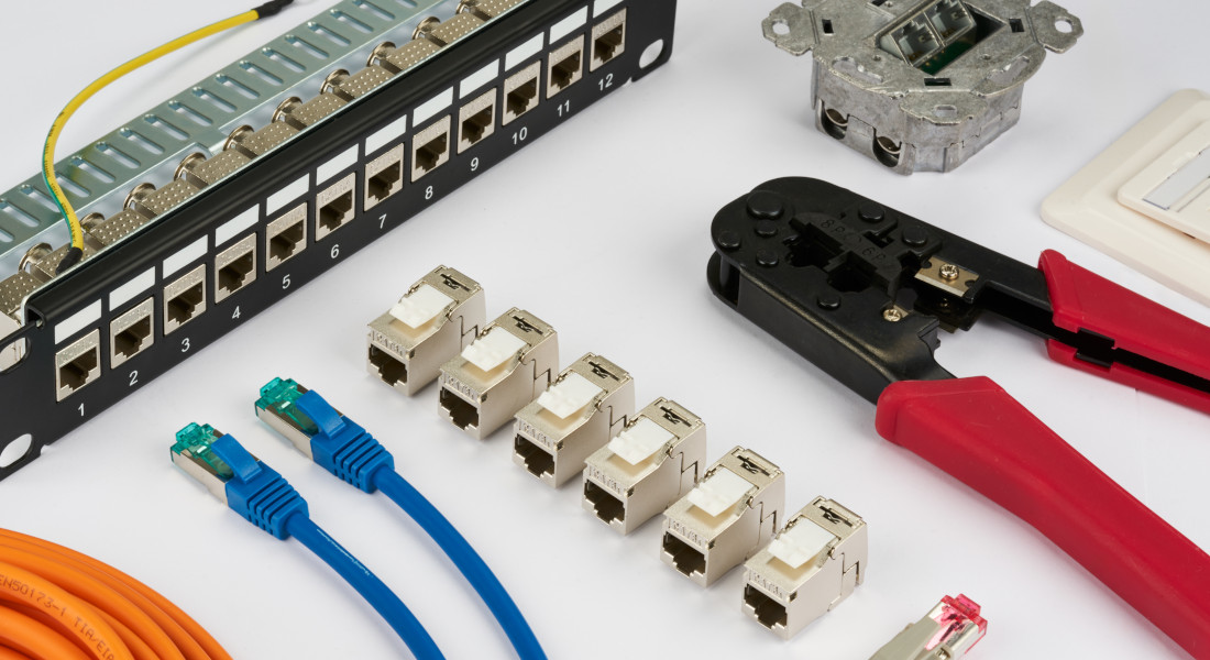 Komponenten für strukturierte Kupferverkabelung – Patchpanel, Keystone-Module, Netzwerkkabel und Crimpzange im Überblick Komponenten für strukturierte Kupferverkabelung – Patchpanel, Keystone-Module, Netzwerkkabel und Crimpzange im Überblick