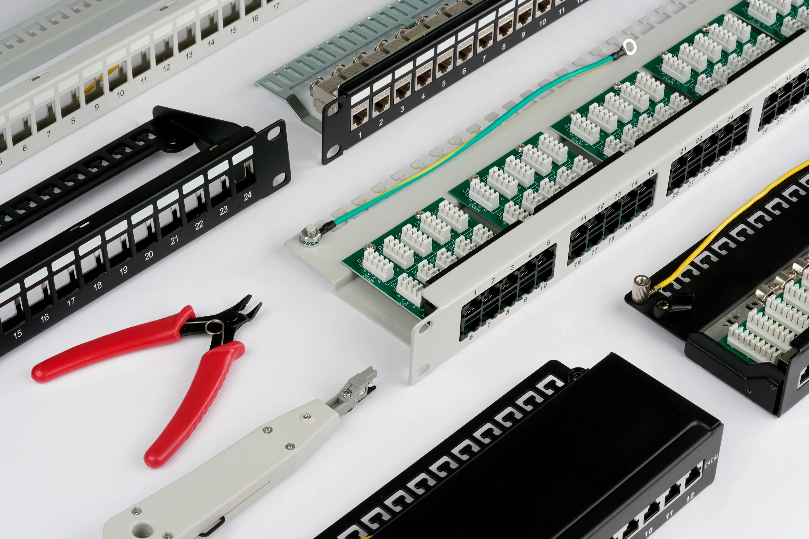 19"-RJ45-Patchpanels mit LSA-Leisten, Erdungsleitung und Anlegewerkzeug für strukturierte Netzwerkverkabelung