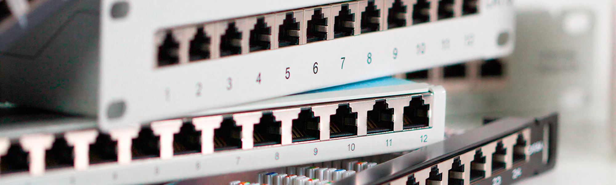Patchpanel mit RJ45-Ports für strukturierte Netzwerkverkabelung im Serverschrank