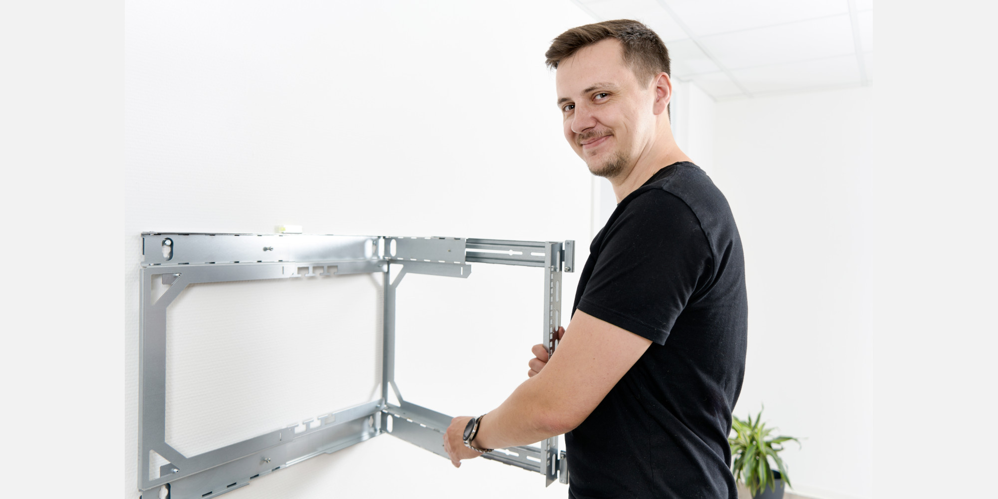 Mann klappt X-Rack aus