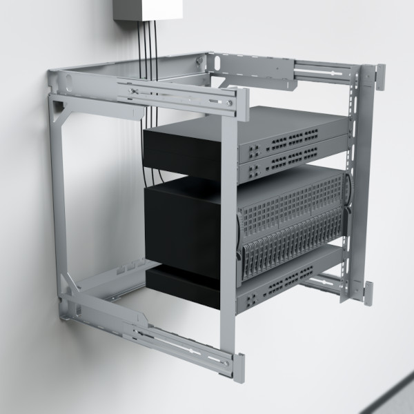 X-Rack ohne Gehäuse mit Komponenten hängt mit ausgefahrener Tiefe an der Wand X-Rack ohne Gehäuse mit Komponenten hängt mit ausgefahrener Tiefe an der Wand