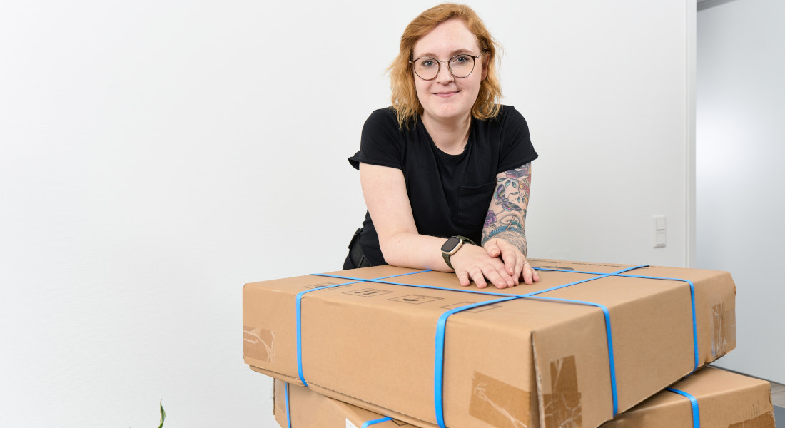 Frau lehnt auf X-Rack Verpackungen Frau lehnt auf X-Rack Verpackungen