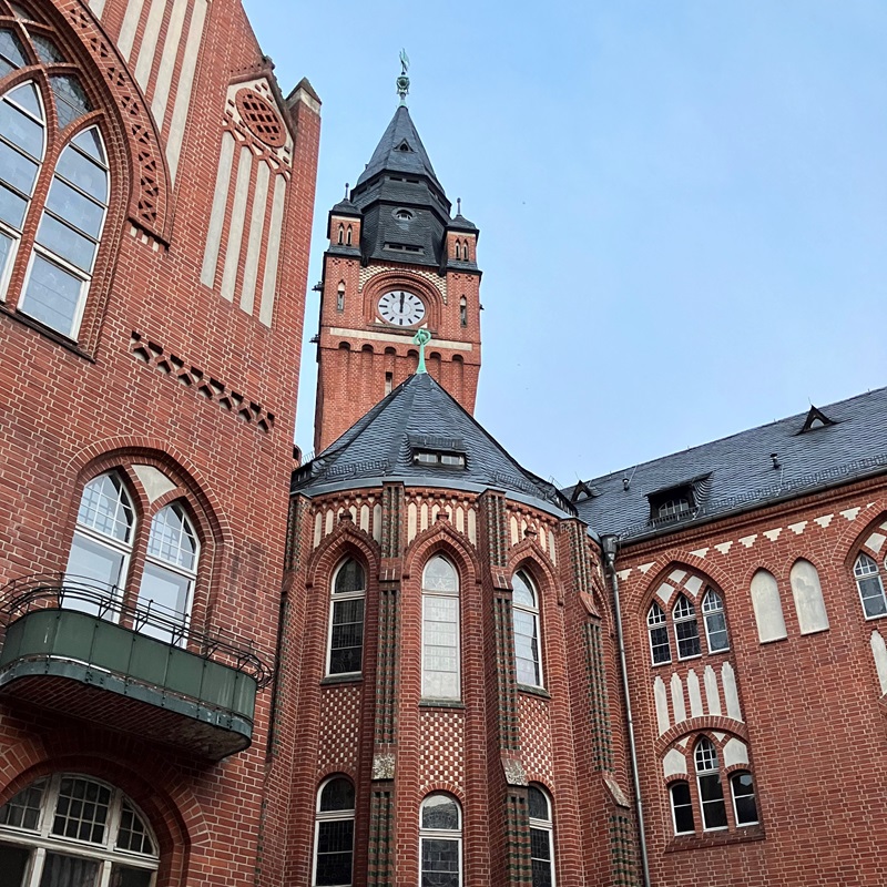 Rathaus Köpenick Berlin mit Uhrenturm und neugotischer Backsteinfassade