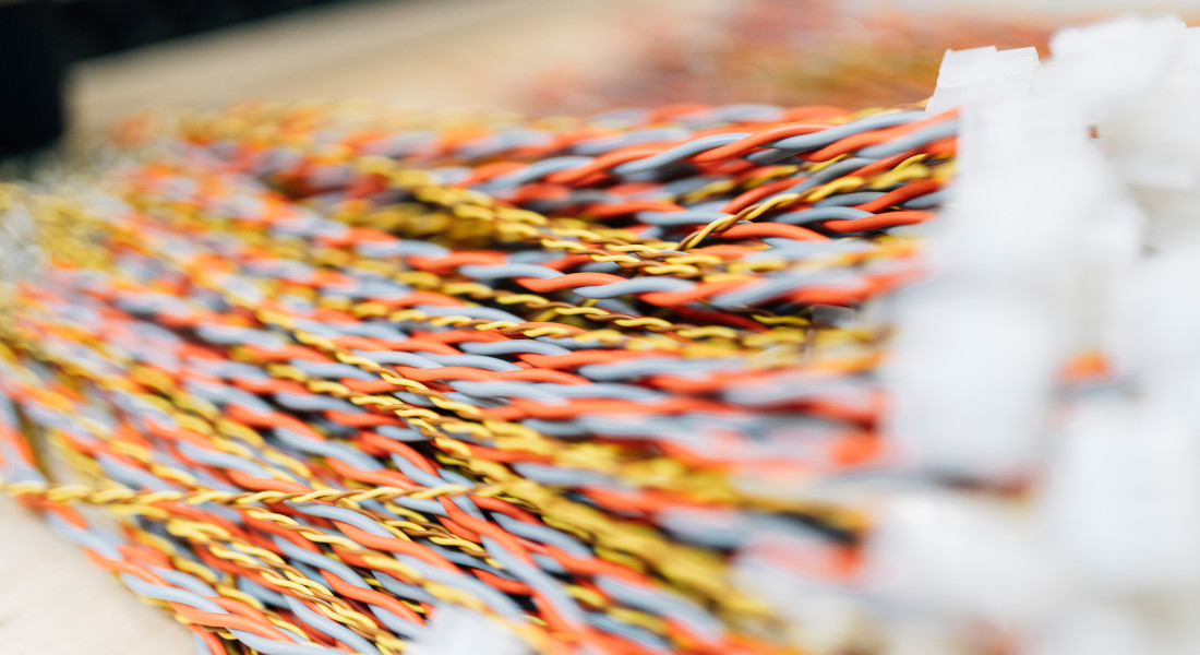 Multi-colored cables on a pile, EFB-Elektronik