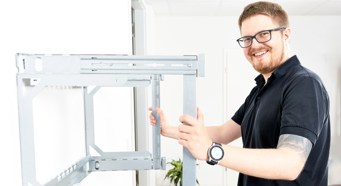 Mann klappt X-Rack aus Mann klappt X-Rack aus