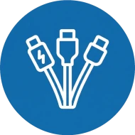 Drei weiße Anschlusskabel auf blauem, rundem Hintergrund als Symbol für USB-Verbindungen, Kabel und Schnittstellen