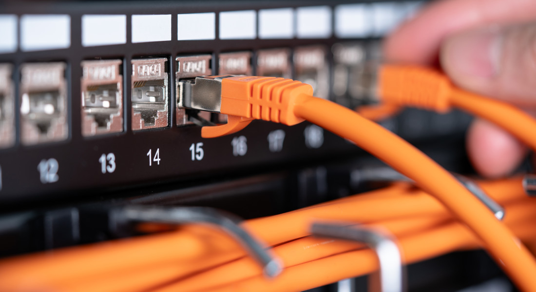 Patchpanel mit angeschlossenen orangefarbenen Netzwerkkabeln. Patchpanel mit angeschlossenen orangefarbenen Netzwerkkabeln.