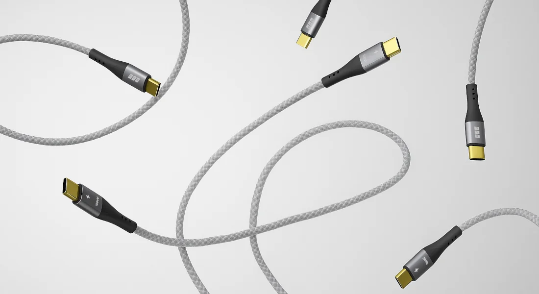 Geflochtene USB-C-Kabel mit goldbeschichteten Steckern für schnelle Datenübertragung und sicheres Laden – hochwertiges Design in technischer Anordnung vor hellem Hintergrund