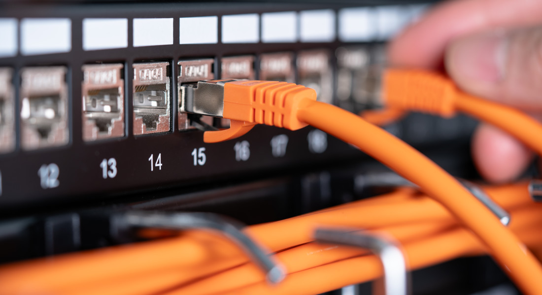 Kabel werden in Keystones gesteckt Kabel werden in Keystones gesteckt