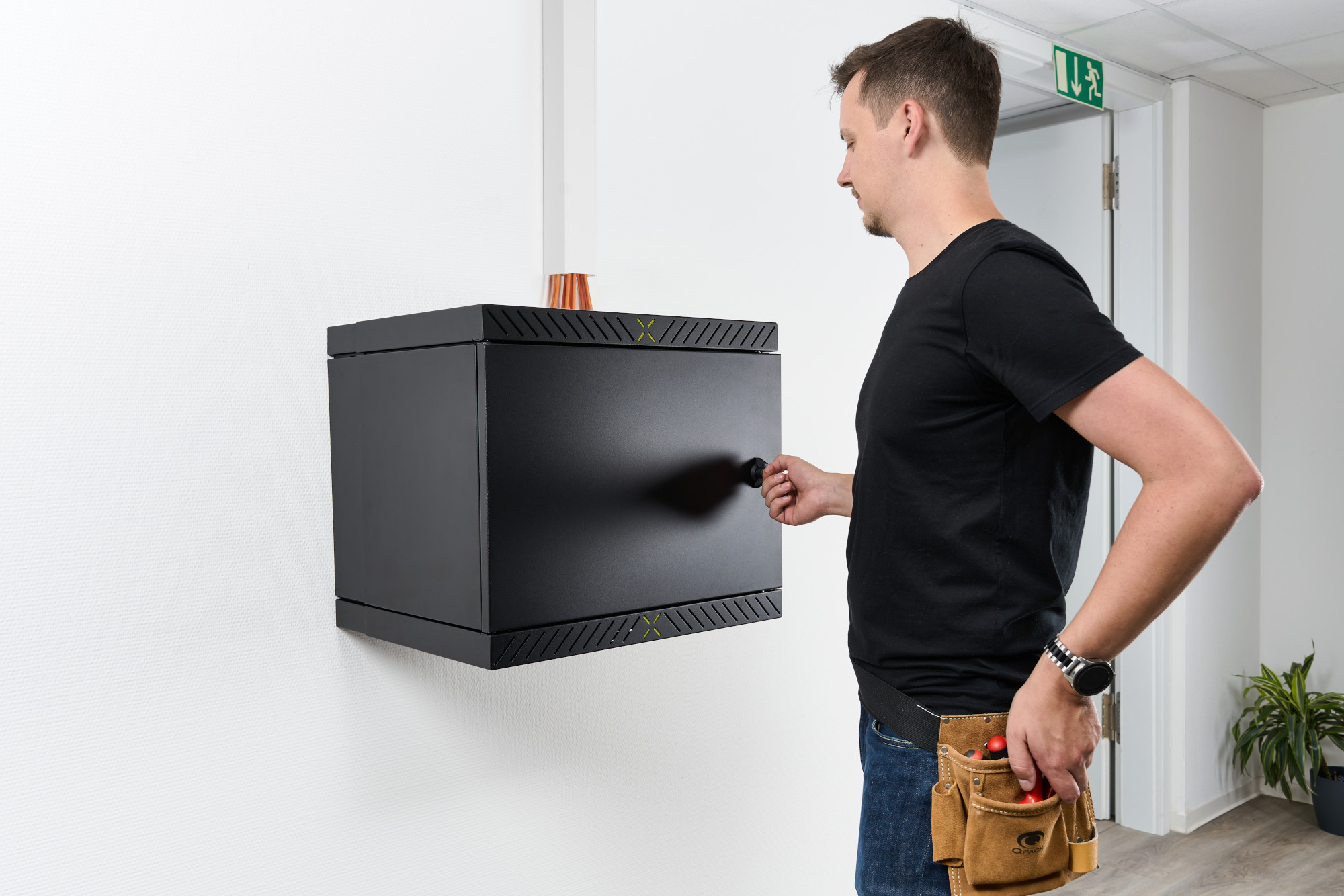 Mann öffnet die Tür des X-Rack Mann öffnet die Tür des X-Rack