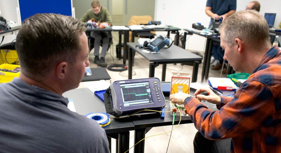 Impressionen eines EFB-Elektronik Workshops - Teilnehmer in der praktischen Anwendung von Messgeräten