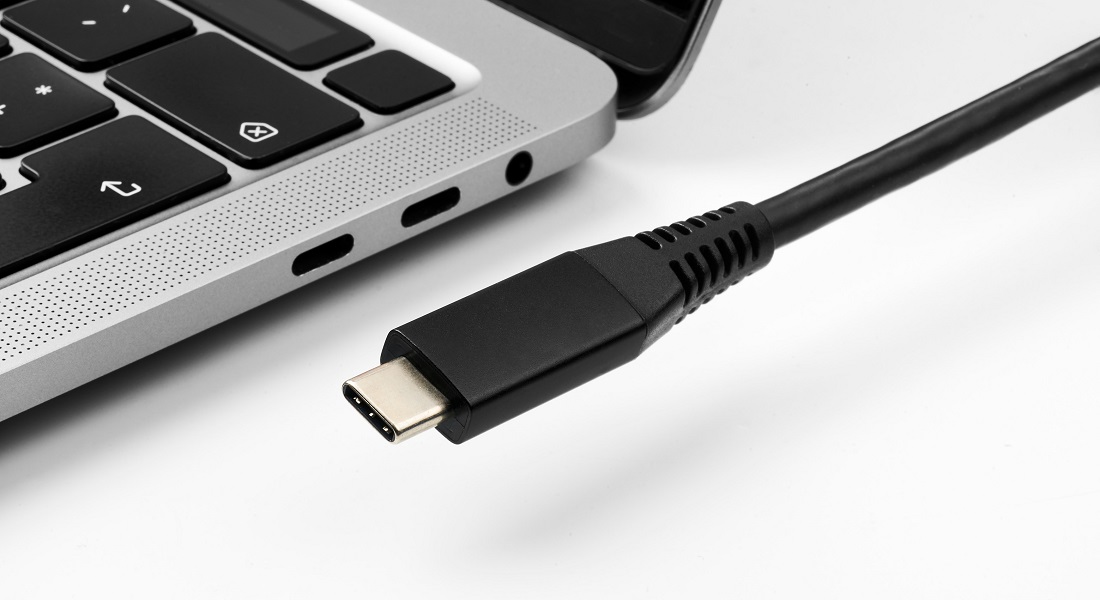 USB Typ-C Kabel vor Laptop