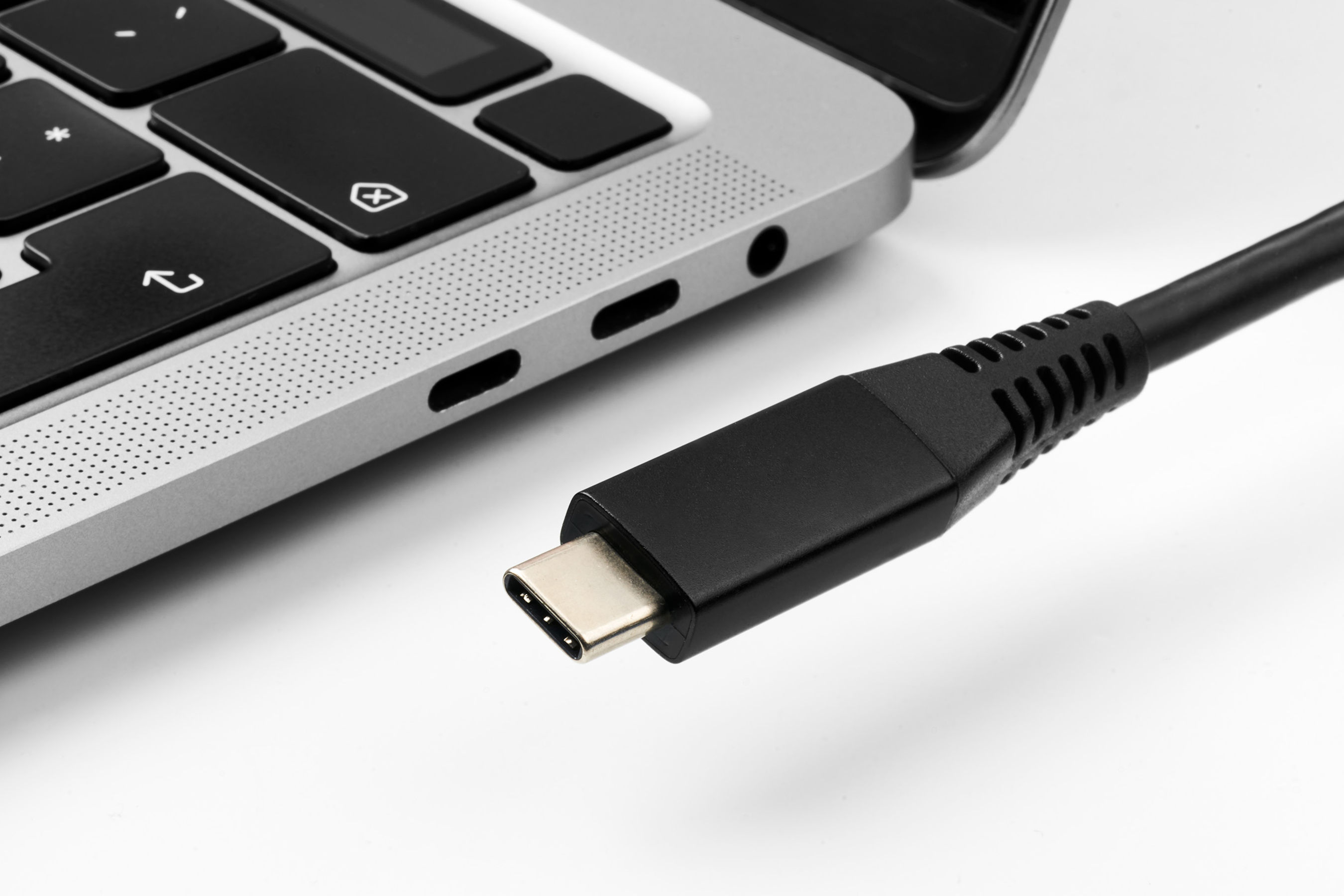 USB Typ-C Kabel vor Laptop