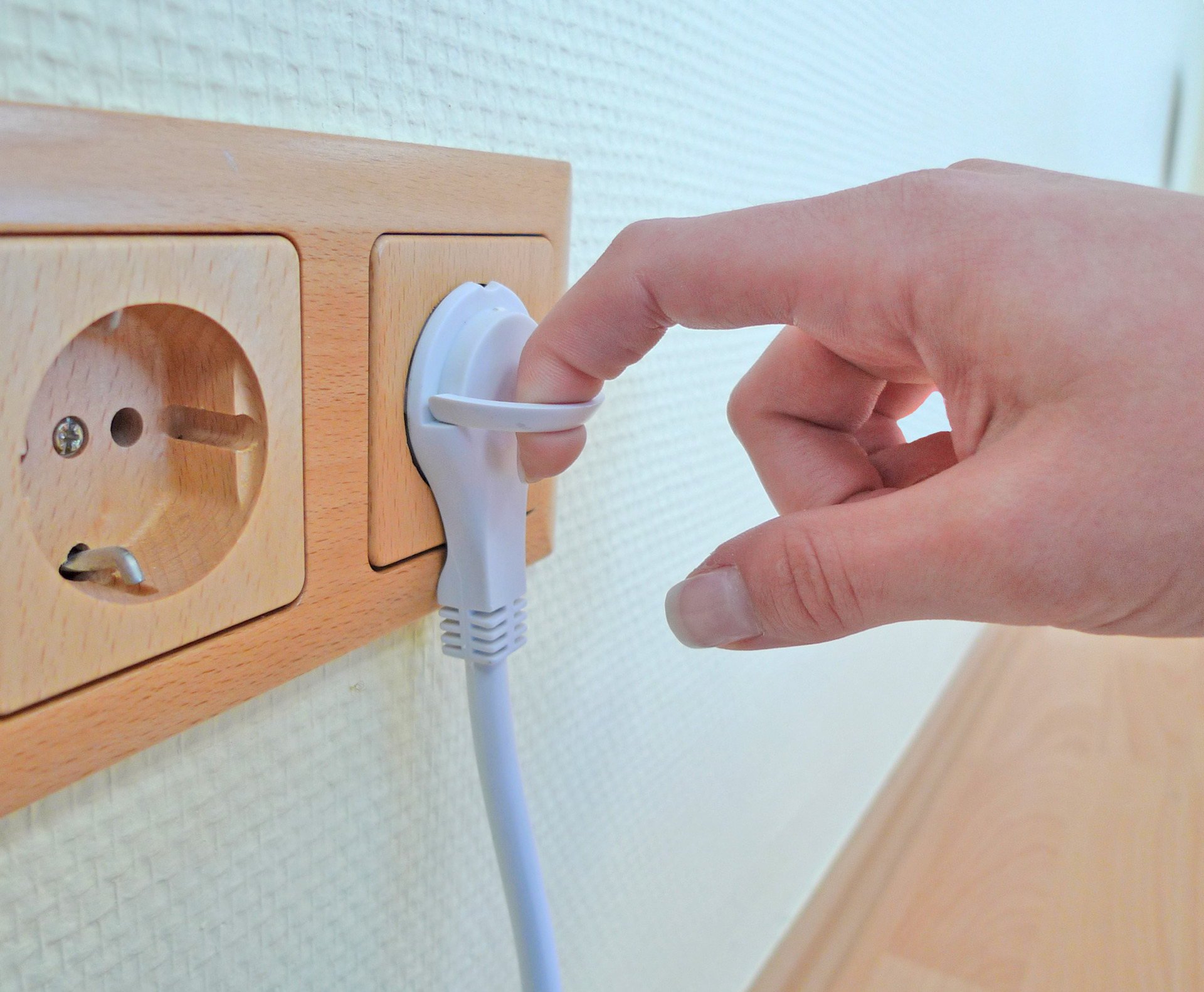 DUOversal® plus 3=6, mit Schalter, Flachstecker, weiß