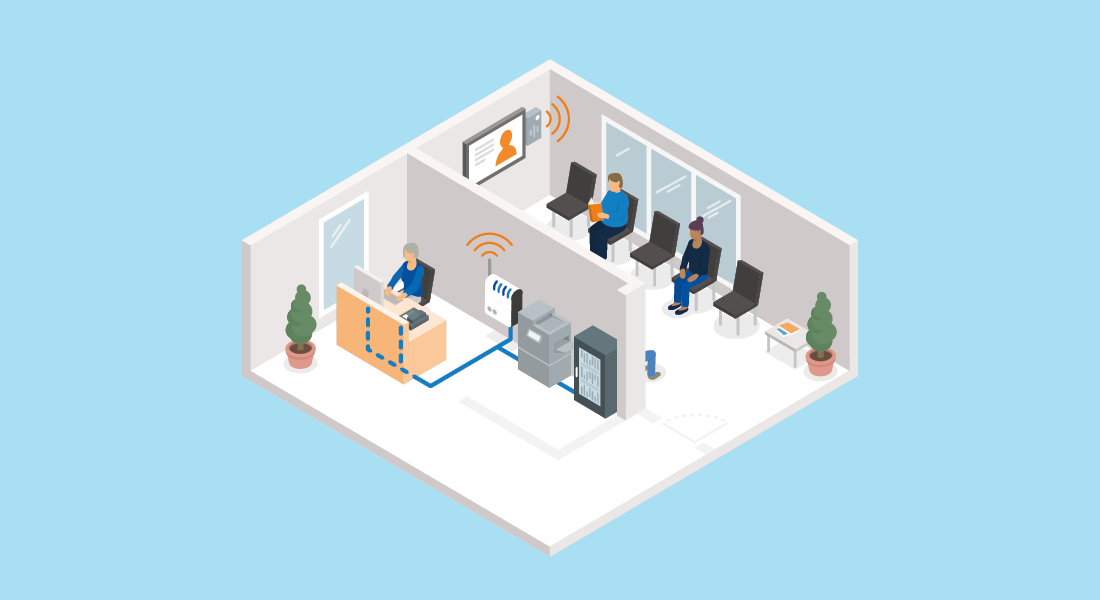 Moderne Empfangsumgebung mit aktiven Netzwerkkomponenten. Links arbeitet eine Person am Computer, verbunden durch blaue Kabel. Im Hintergrund gibt es einen Wartebereich mit drei Personen und einem Informationsbildschirm.