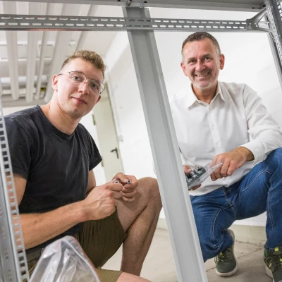Experten beim Aufbau eines Netzwerkschranks – EFB-Elektronik Experten beim Aufbau eines Netzwerkschranks – EFB-Elektronik