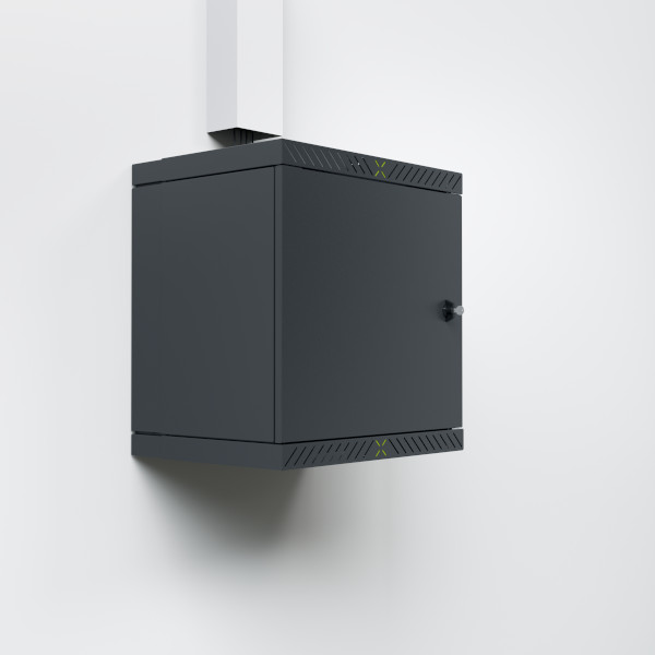 X-Rack hängt mit Gehäuse und geschlossener Tür bei eingefahrener Tiefe an der Wand X-Rack hängt mit Gehäuse und geschlossener Tür bei eingefahrener Tiefe an der Wand