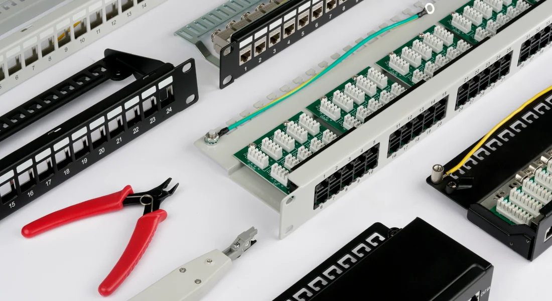19" RJ45 patch panels with LSA strips, grounding wire, and crimping tool for structured network cabling