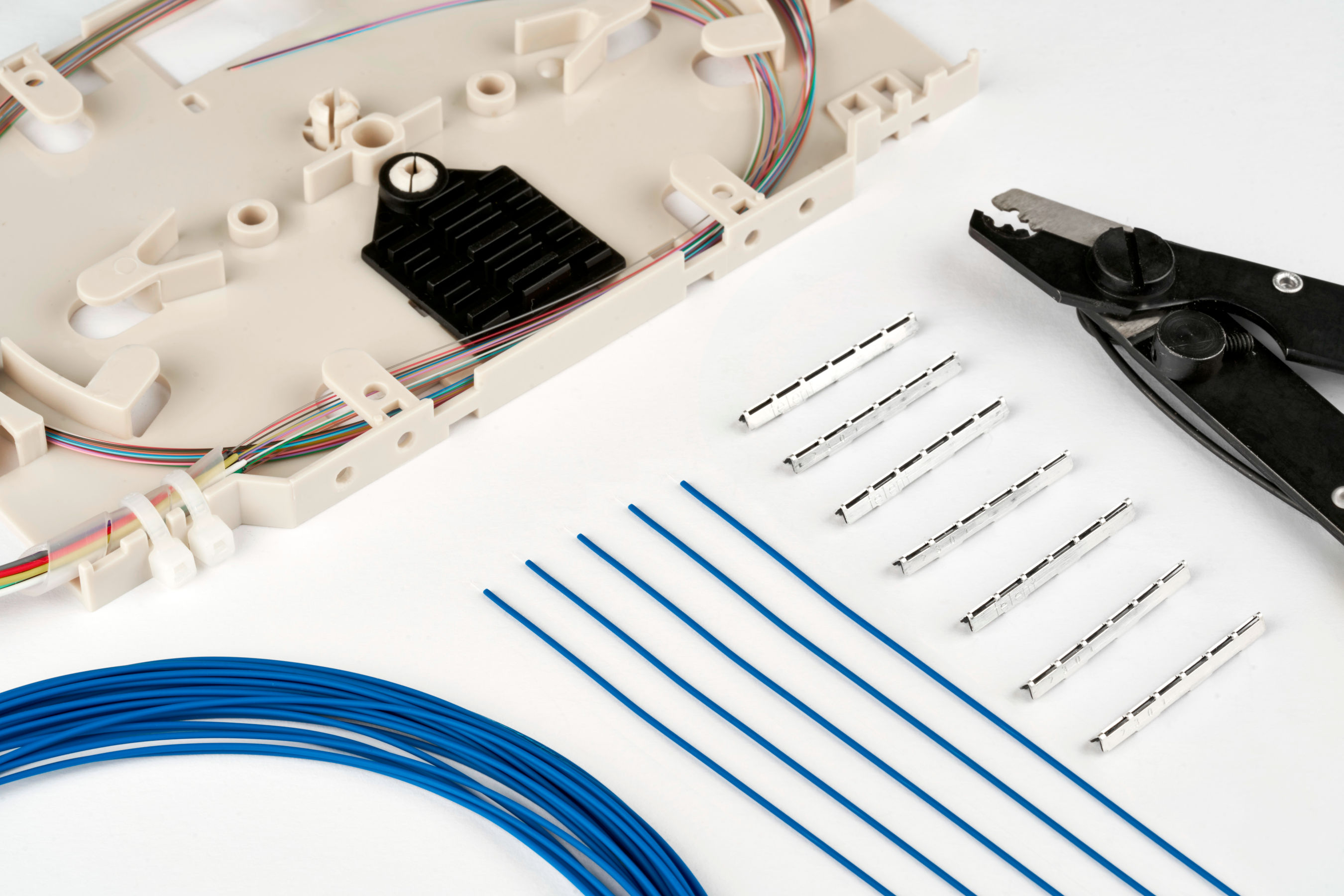 Tools and components for fiber optic cabling, including fiber optic cable, splice sleeves and splice cassette