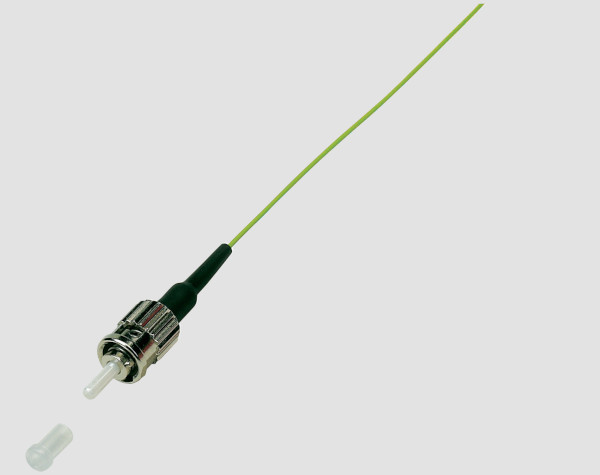 Grünes LWL-Pigtail mit metallischem Stecker und abgenommener Schutzkappe. Grünes LWL-Pigtail mit metallischem Stecker und abgenommener Schutzkappe.