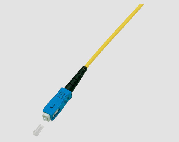 Gelbes LWL-Patchkabel mit blauem Stecker und abgenommener Schutzkappe. Gelbes LWL-Patchkabel mit blauem Stecker und abgenommener Schutzkappe.