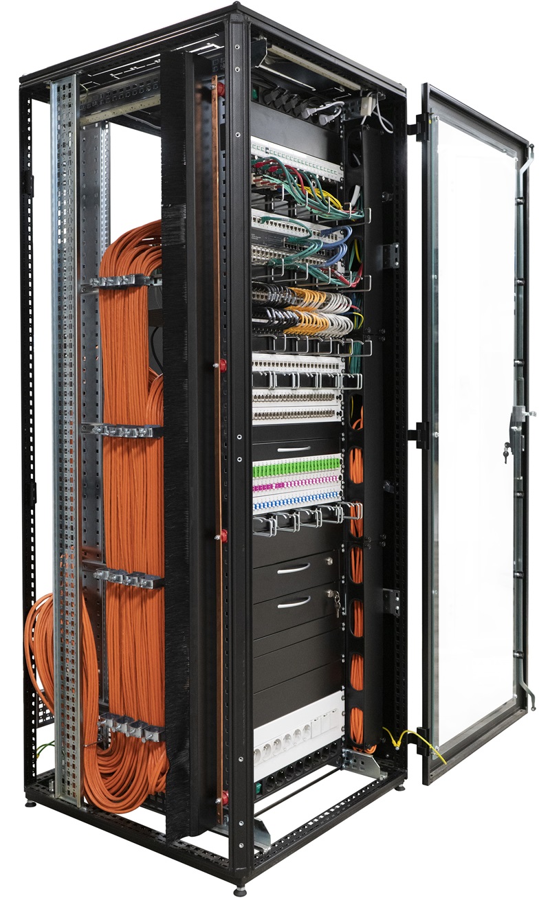 19-Zoll-Etagenverteiler mit strukturierter Verkabelung und professionellem Kabelmanagement