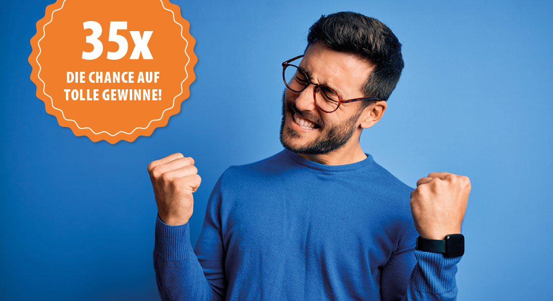 Mann mit Brille freut sich vor blauem Hintergrund Mann mit Brille freut sich vor blauem Hintergrund