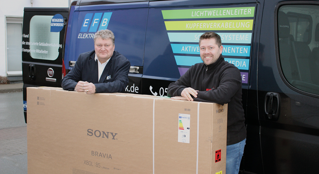 Ralf Kohlenberg und Kein Einhoff mit TV vor EFB-Elektronik Transporter