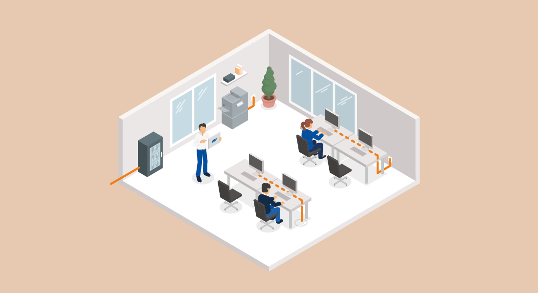 Modernes Büro mit mehreren Arbeitsplätzen, die durch orangefarbene Kabel vernetzt sind. Zwei Personen arbeiten an ihren Computern, während eine dritte Person ein Tablet verwendet.