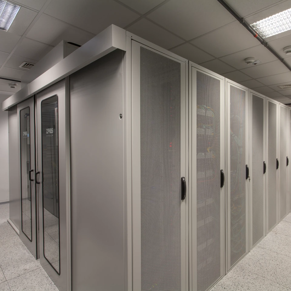 Rechenzentrum mit Kaltgangeinhausung und Serverschränken von EFB-Elektronik Rechenzentrum mit Kaltgangeinhausung und Serverschränken von EFB-Elektronik