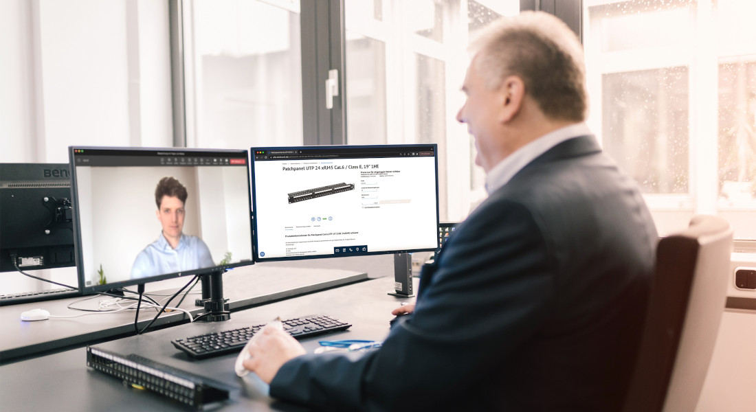 Ein Mann sitzt vor zwei Monitoren. Auf den Bildschirmen ist ein Mitarbeiter von EFB-Elektronik zu sehen, der Produkte präsentiert.