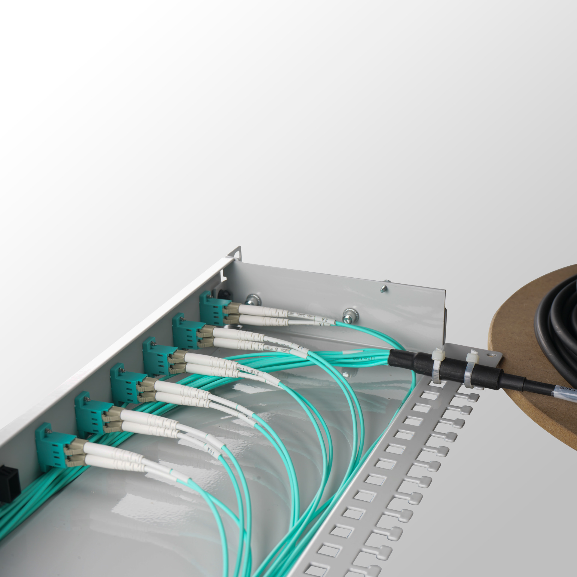 Teilbestückte Breakoutbox mit 12 LC-Duplex Kupplungen OM3