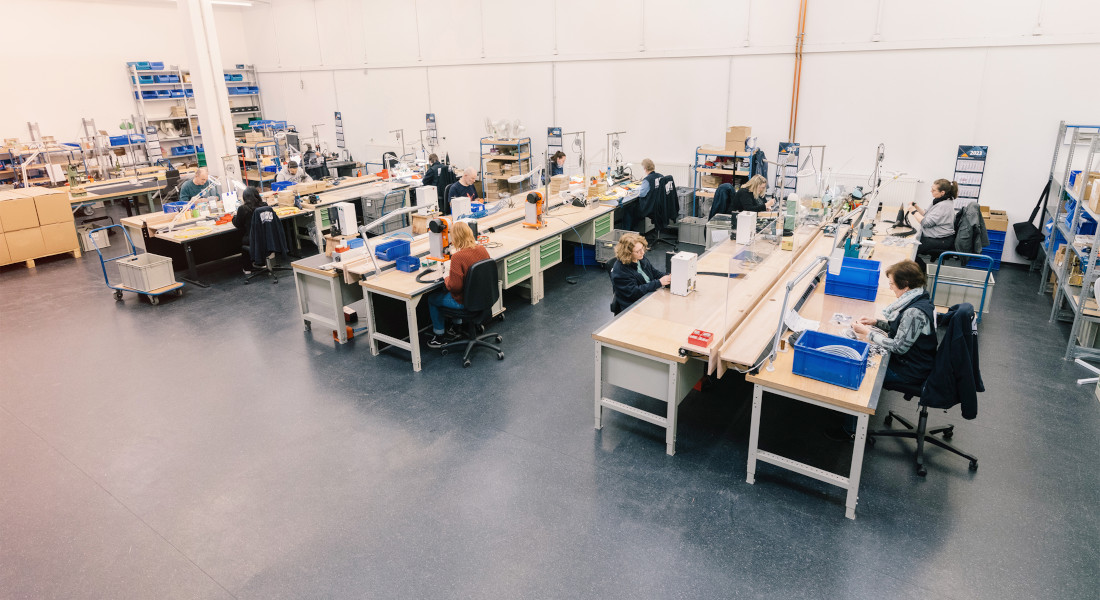 In a general view the production of EFB-Elektronik in Bielefeld is shown. Various, cheerful employees can be seen in the picture - they are busy with the assembly.