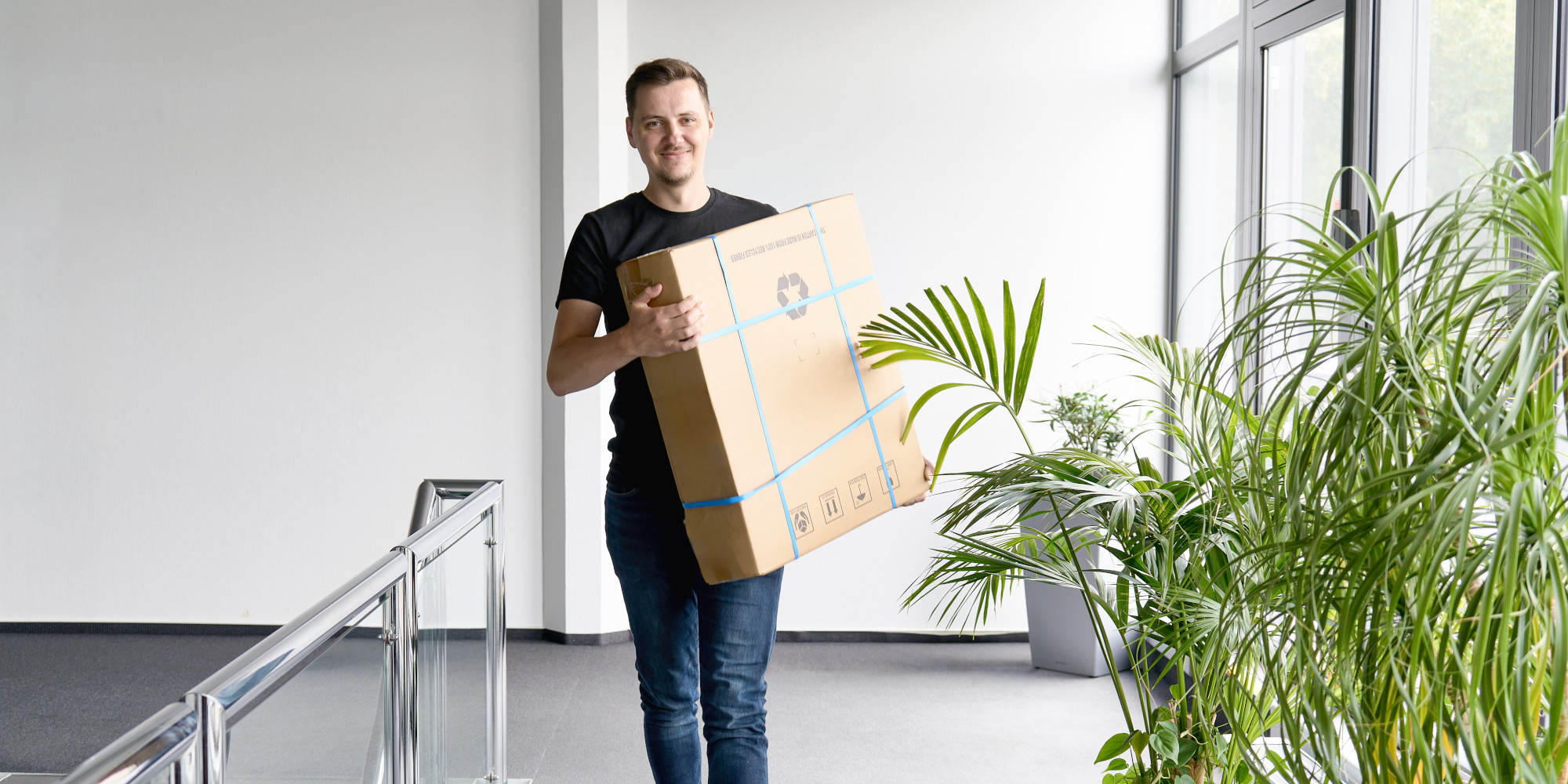 Mann trägt X-Rack Verpackung Mann trägt X-Rack Verpackung
