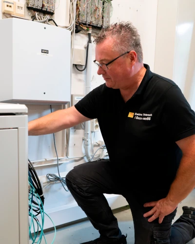 Techniker installiert Netzwerkschrank und überprüft Kabelverbindungen – EFB-Elektronik Techniker installiert Netzwerkschrank und überprüft Kabelverbindungen – EFB-Elektronik