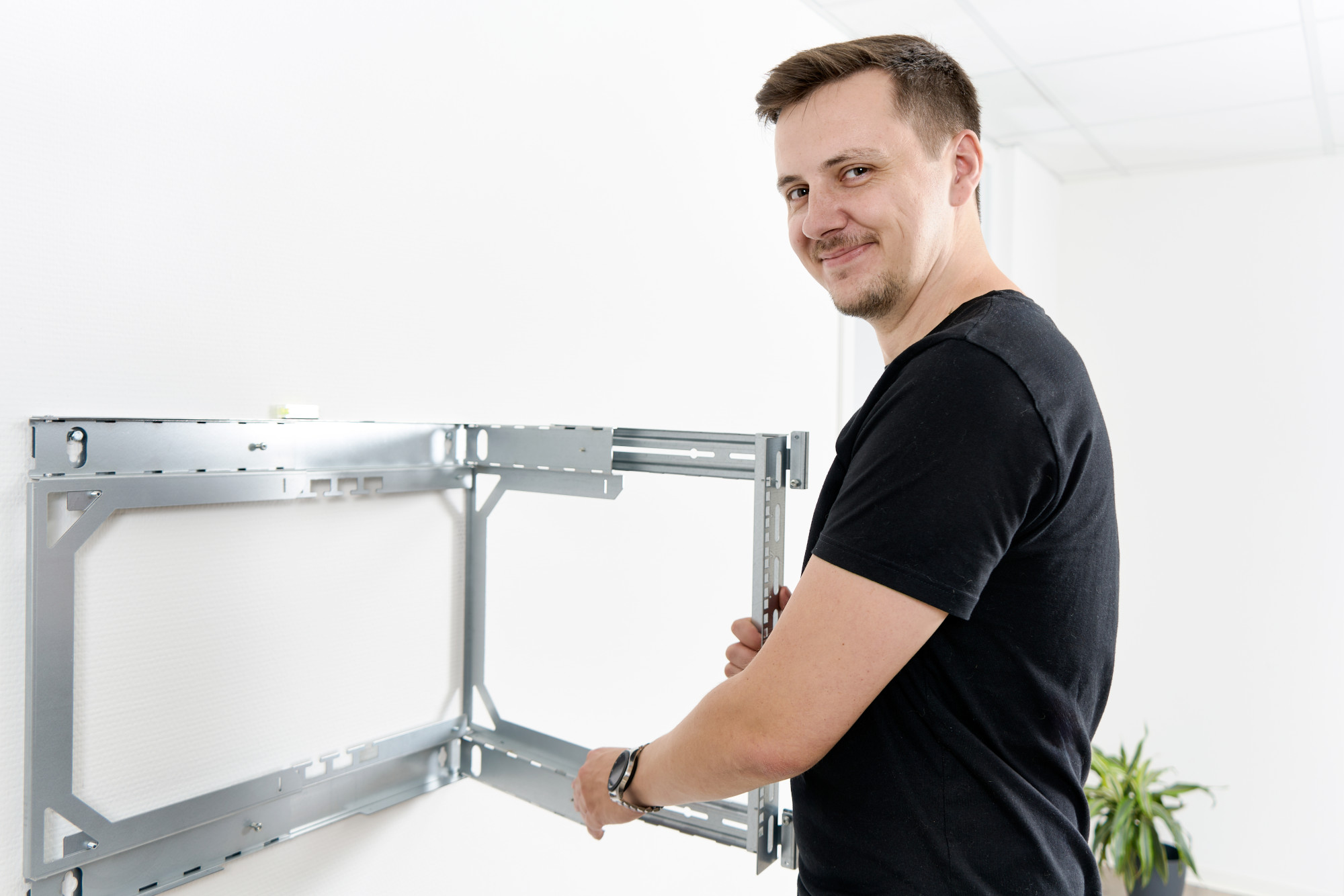 Mann klappt X-Rack aus Mann klappt X-Rack aus