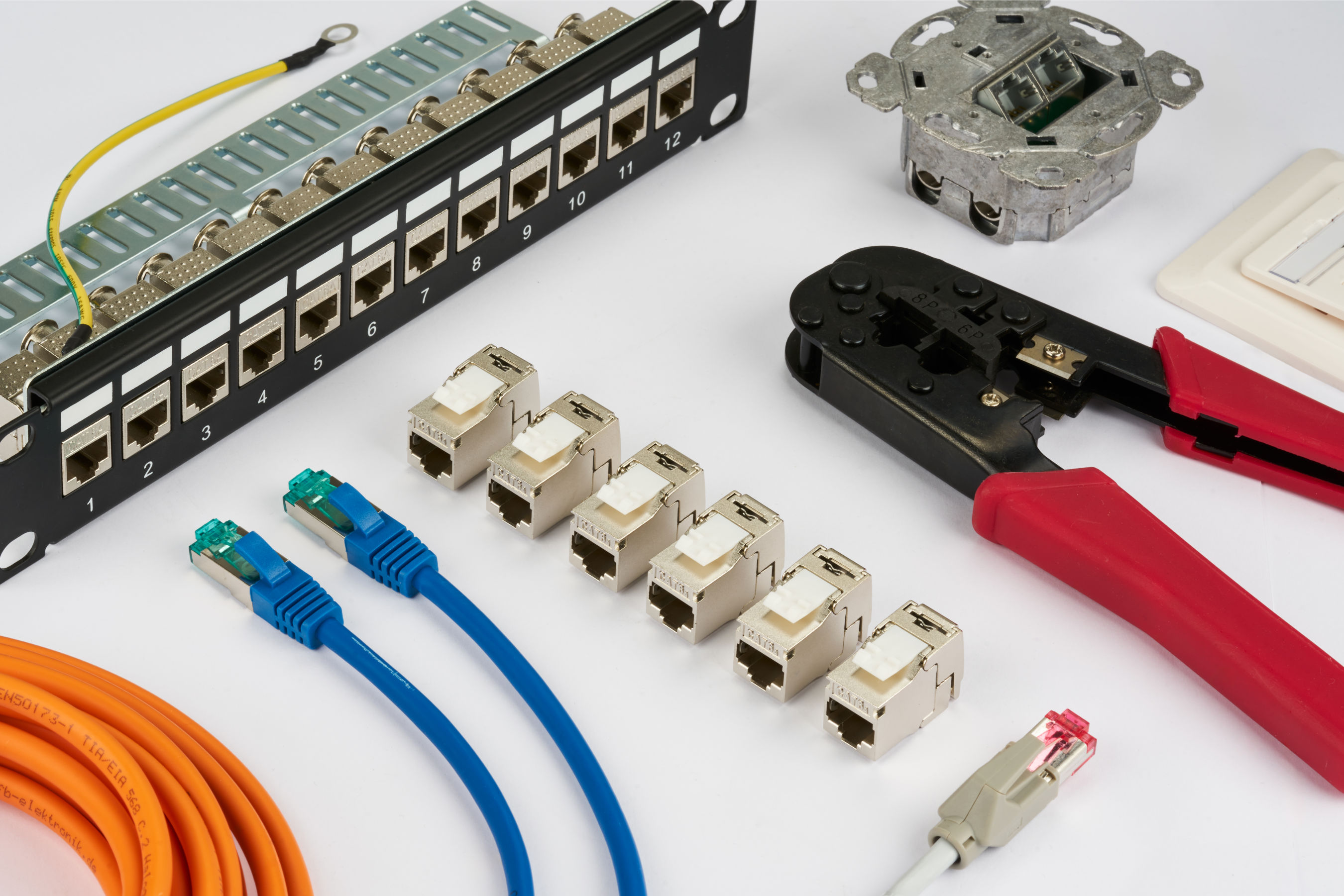Komponenten für strukturierte Kupferverkabelung – Patchpanel, Keystone-Module, Netzwerkkabel und Crimpzange im Überblick