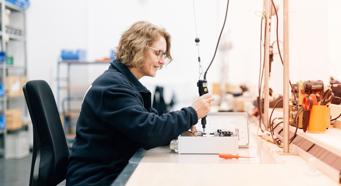 Frau bei Kabelfertigung, EFB-Elektronik