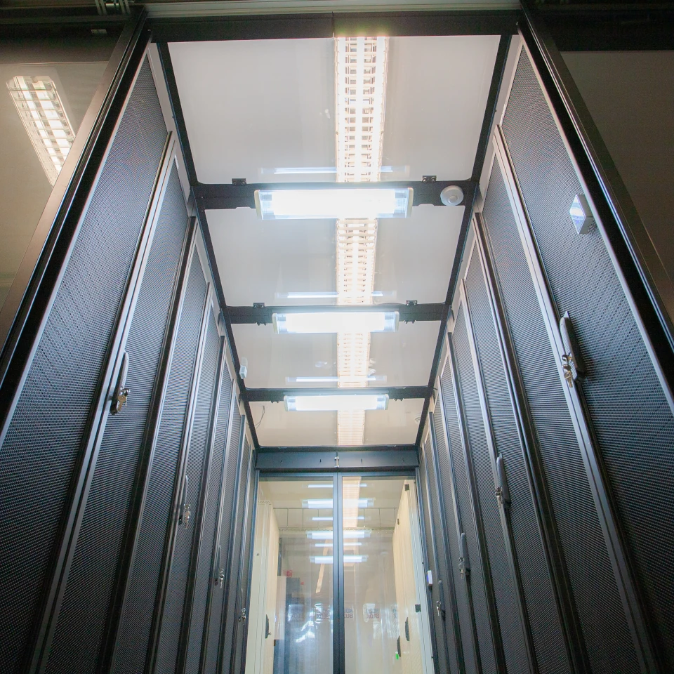 Innenansicht einer Kaltgangeinhausung im Rechenzentrum mit Serverschränken von EFB-Elektronik Innenansicht einer Kaltgangeinhausung im Rechenzentrum mit Serverschränken von EFB-Elektronik