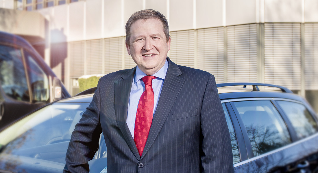Vertriebsberatung vor Auto EFB-Elektronik Vertriebsberatung vor Auto EFB-Elektronik