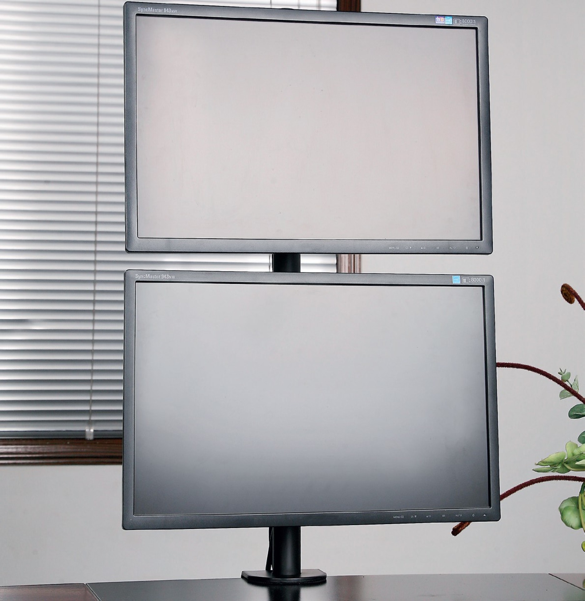 Desk stand for 2 LCDs 13"-27", vertical, with clamp