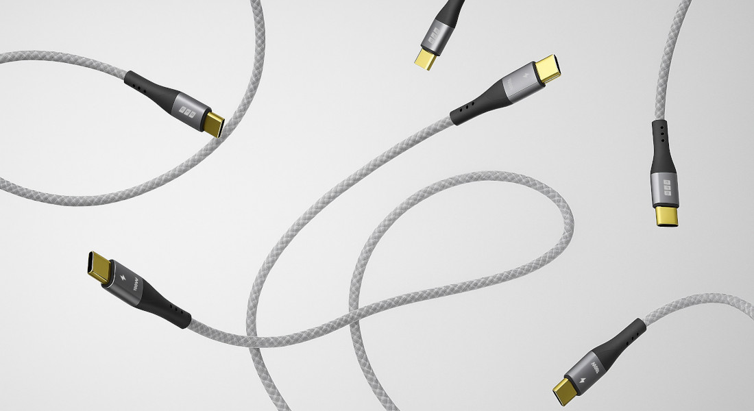 Geflochtene USB-C-Kabel mit goldbeschichteten Steckern für schnelle Datenübertragung und sicheres Laden – hochwertiges Design in technischer Anordnung vor hellem Hintergrund Geflochtene USB-C-Kabel mit goldbeschichteten Steckern für schnelle Datenübertragung und sicheres Laden – hochwertiges Design in technischer Anordnung vor hellem Hintergrund
