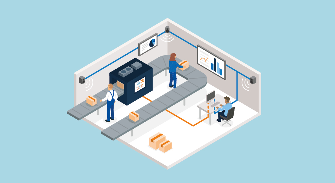Moderne Logistikumgebung mit einem vernetzten Förderbandsystem. Zwei Arbeiter platzieren Kartons auf dem Band, während ein dritter Mitarbeiter an einem Computer arbeitet.