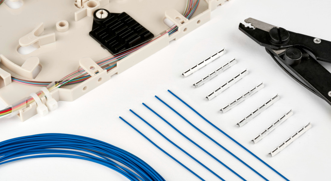 Tools and components for fiber optic cabling, including fiber optic cable, splice sleeves and splice cassette Tools and components for fiber optic cabling, including fiber optic cable, splice sleeves and splice cassette