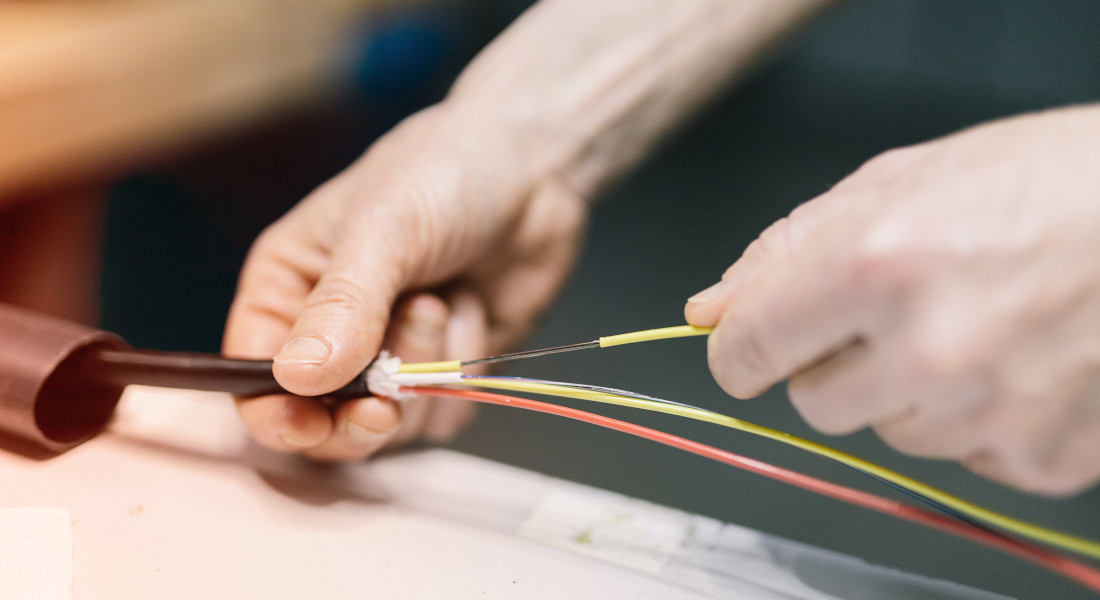 Close-up: Assembly of breakout and loose tube cables, EFB-Elektronik