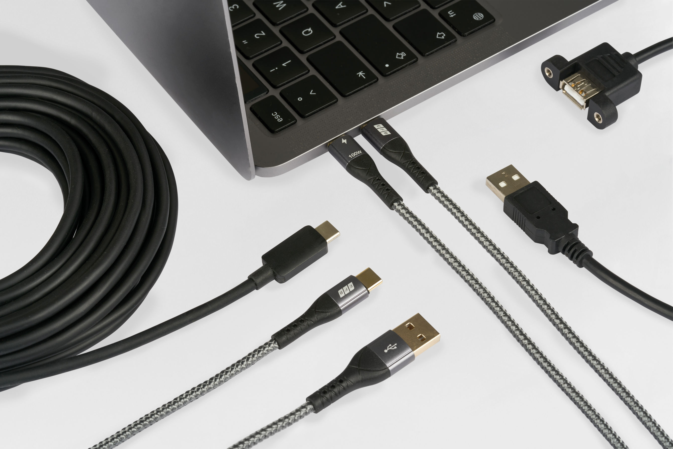 EFB-Elektronik USB-Kabel und Adapter – hochwertige USB-C- und USB-A-Verbindungen für Datenübertragung und Stromversorgung an Laptop und Peripheriegeräten